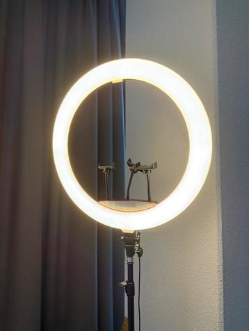Ringlamp met statief en telefoonhouders beschikbaar voor biedingen