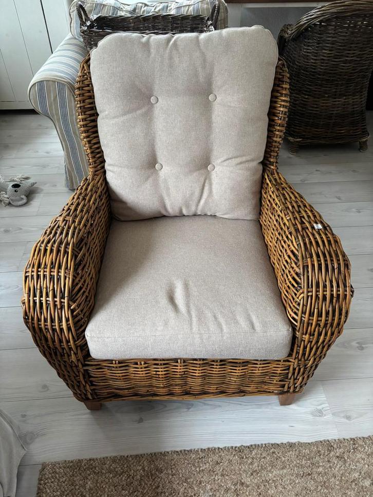 2 Rattan Stoelen z.g.a.n. incl. kussens MOET WEG!!, Huis en Inrichting, Fauteuils, Zo goed als nieuw, Riet of Rotan, 50 tot 75 cm