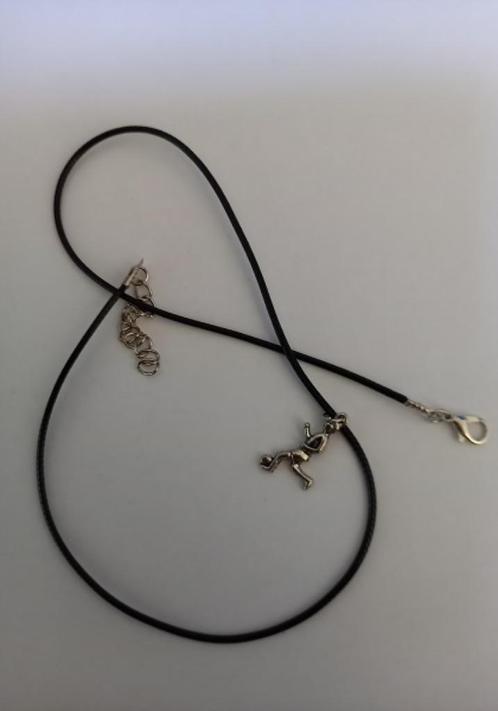 Koordketting wax zwart met hanger voetballer, Sieraden, Tassen en Uiterlijk, Kettingen, Nieuw, Overige materialen, Zwart, Met hanger