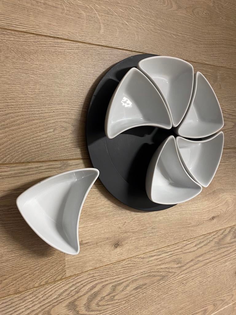 Bijna gratis Zwart plateau met 6 witte schaaltjes., Ophalen, Zo goed als nieuw, Overige materialen