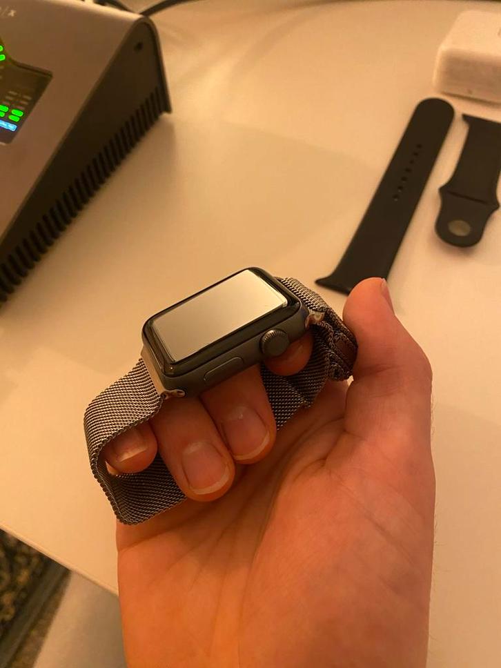 Apple Watch Series 3 42mm + Stainless Steel band, Oplader, Sieraden, Tassen en Uiterlijk, Smartwatches, Zo goed als nieuw, iOS