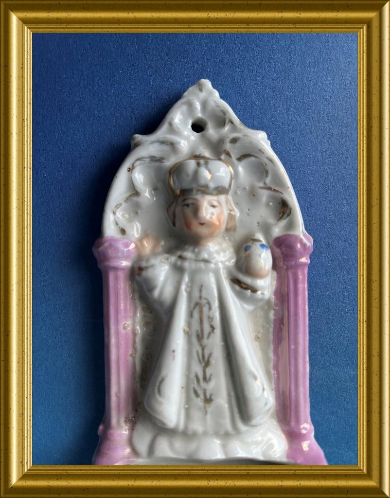 Antiek porseleinen wijwatervaatje: kindje van Praag, Antiek en Kunst, Antiek | Religie, Ophalen of Verzenden