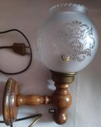 Vintage wandlamp met glazen bollen kap met barok motief, Huis en Inrichting, Ophalen of Verzenden, Zo goed als nieuw, Glas