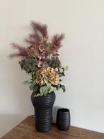2 zwarte vazen met kunstbloemen, Huis en Inrichting, Overige materialen, Zwart, Ophalen of Verzenden, Zo goed als nieuw