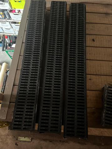 3 gootjes 1 meter lang te koop beschikbaar voor biedingen