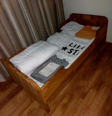 Houten ledikantje incl. matras en beddengoed beschikbaar voor biedingen