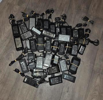 Partij Stroom adapters o.a Hipro, Acer Bel, Delta. 38 Stuks beschikbaar voor biedingen