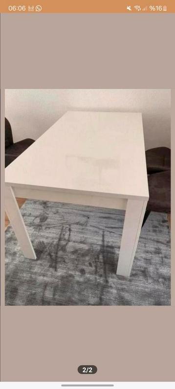 Hoogglans eettafel beschikbaar voor biedingen