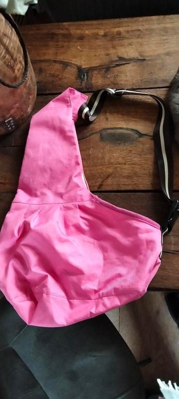 Fel roze hondentas chihuahua draagzak beschikbaar voor biedingen