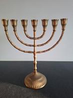 Messing Menorah met Bewerkt Voetstuk, Antiek en Kunst, Antiek | Kandelaars, Ophalen of Verzenden, Koper of Brons