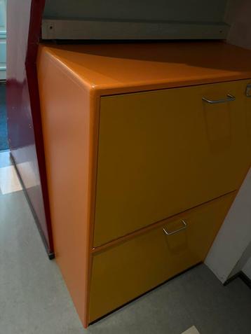 Houte kast beschikbaar voor biedingen