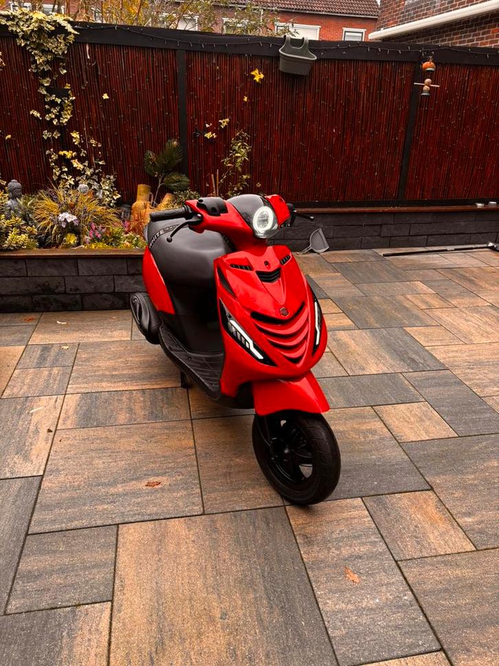 Piaggio zip, Fietsen en Brommers, Scooters | Piaggio, Zo goed als nieuw, Zip, Benzine, Ophalen of Verzenden