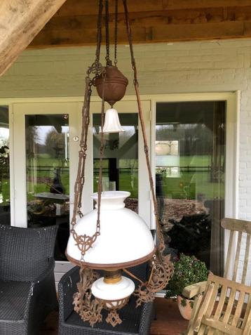 Antieke olielamp. beschikbaar voor biedingen