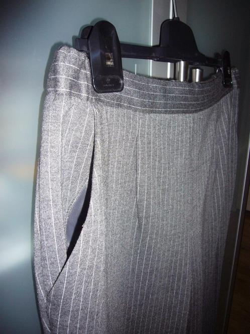 Grijze lente broek met witte strepen 42 NIEUW, Kleding | Dames, Broeken en Pantalons, Nieuw, Maat 42/44 (L), Grijs, Lang, Ophalen of Verzenden