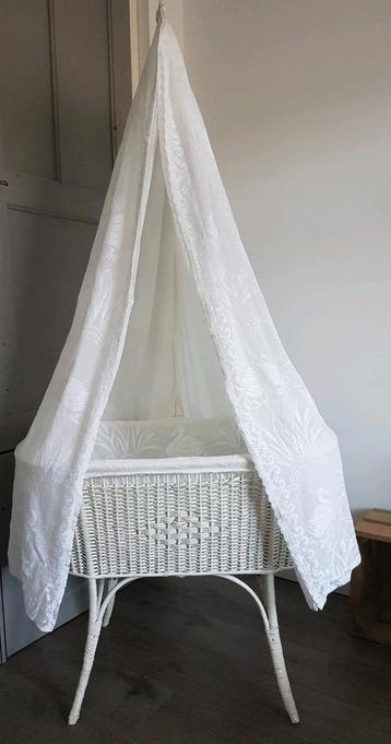 Vintage rotan wieg, wit, met originele bekleding en hemeltje beschikbaar voor biedingen