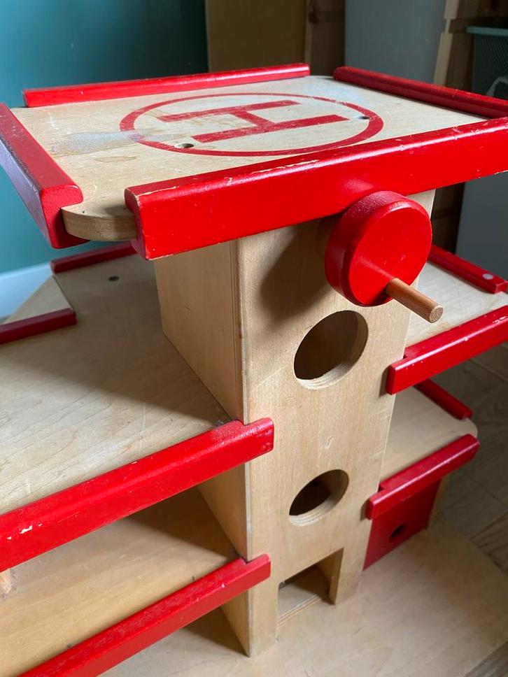 Houten speelgoed garage met lift en helikopterplatform, Kinderen en Baby's, Speelgoed | Houten speelgoed, Gebruikt, Ophalen of Verzenden
