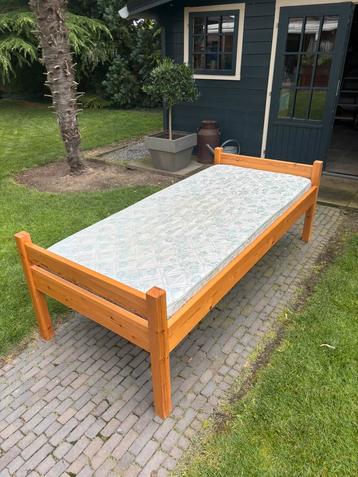 1x eenpersoonsbed met matras, degelijk hout beschikbaar voor biedingen