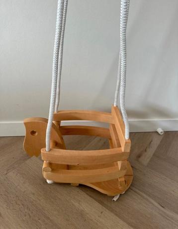 Houten schommel paard beschikbaar voor biedingen
