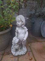 Grijs betonnen tuinbeeld van een meisje met een hondje, Ophalen, Gebruikt, Beton, Mensenbeeld