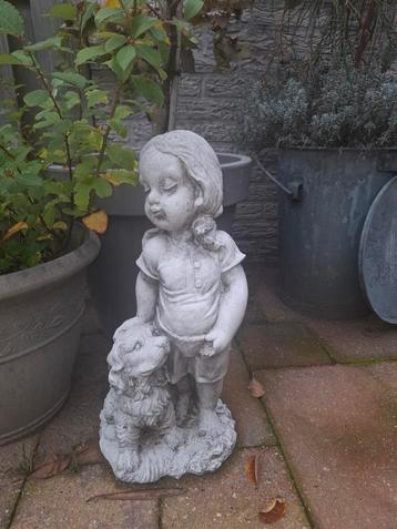 Grijs betonnen tuinbeeld van een meisje met een hondje
 beschikbaar voor biedingen