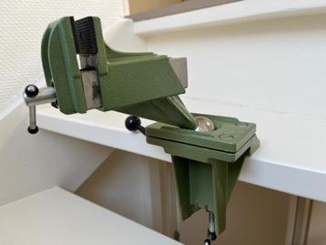 Kleine bankschroef op kogelgewricht met tafelklem beschikbaar voor biedingen