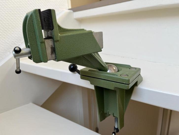 Kleine bankschroef op kogelgewricht met tafelklem, Doe-het-zelf en Verbouw, Gereedschap | Handgereedschap, Gebruikt, Verzenden