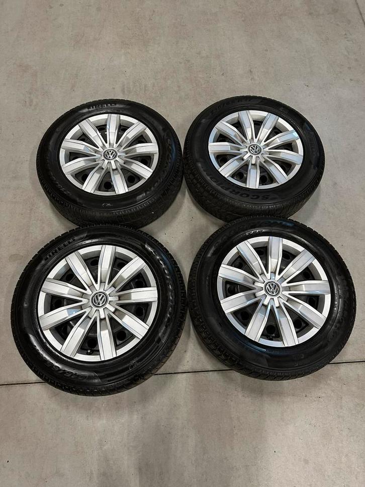 17” stalen velgen vw wieldoppen winterset tiguan Q3 pirelli, Auto-onderdelen, Banden en Velgen, Banden en Velgen, Winterbanden