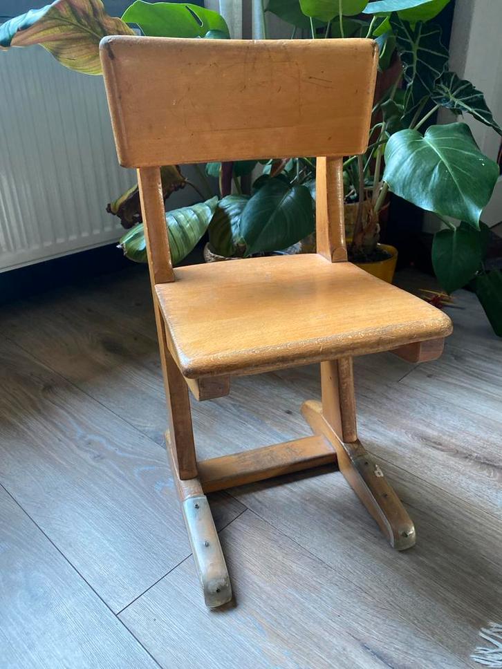 Gebruikt schoolstoeltje voor peuter, Huis en Inrichting, Stoelen, Gebruikt, Eén, Hout, Bruin, Ophalen