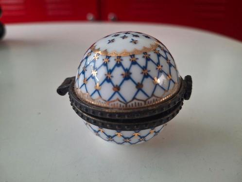 Porseleinen pillonsoosje rond van PA ART uit Frankrijk, Antiek en Kunst, Antiek | Porselein, Ophalen of Verzenden