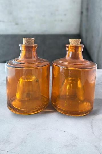 2 Amberkleurige glazen flessen met hoge concave bodem. beschikbaar voor biedingen