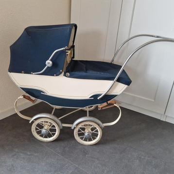 Oude poppenwagen jaren '60 beschikbaar voor biedingen