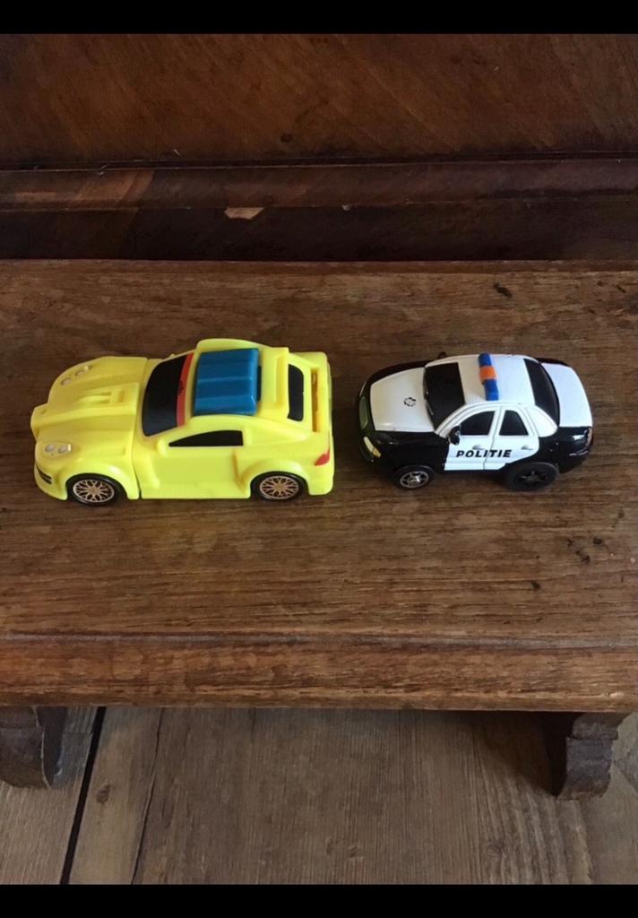 2 Kleine auto’s, 1 x actionmab, kan draaien, 1 x politieauto, Ophalen of Verzenden, Zo goed als nieuw