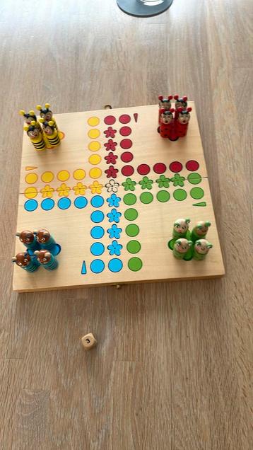 Houten mens erger je niet spel. beschikbaar voor biedingen