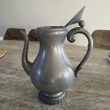 Tinnen theepot beschikbaar voor biedingen