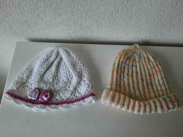 2x Meisjes Wintermutsen Wit gehaakt + crème gebreid beschikbaar voor biedingen