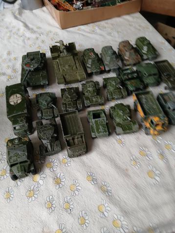 Partijtje legervoertuigen van dinky toys. Opknappers  beschikbaar voor biedingen