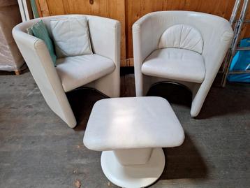 2 leren clubfauteuils met voetenbank.  beschikbaar voor biedingen