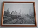 grote vintage ingelijste foto Blauwe tram Leiden 1958, Verzamelen, Spoorwegen en Tramwegen, Ophalen of Verzenden, Gebruikt, Tram