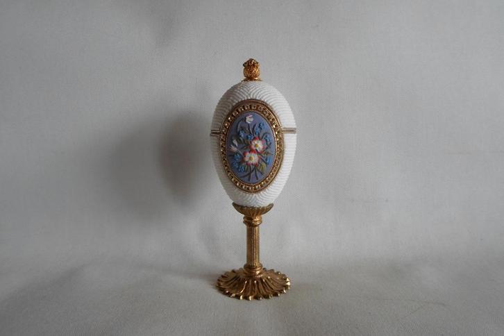 Faberge Stijl Ei Op Voet, Antiek en Kunst, Curiosa en Brocante, Ophalen of Verzenden