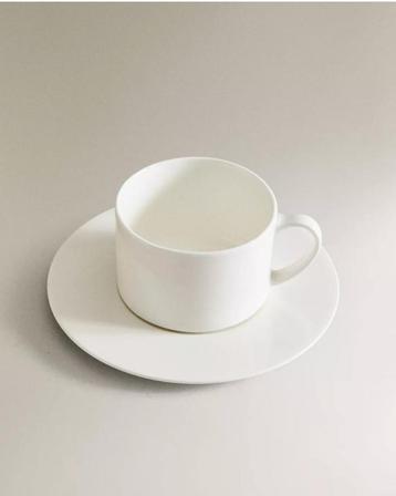 Bone china porcelain teacup and saucer with a plain design beschikbaar voor biedingen