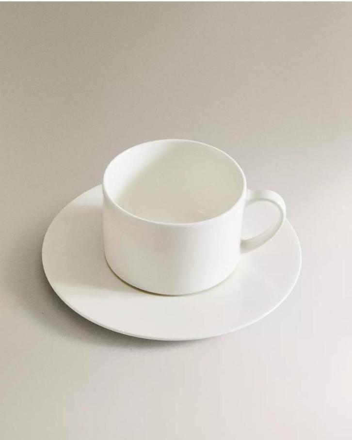 Bone china porcelain teacup and saucer with a plain design, Verzamelen, Porselein, Kristal en Bestek, Zo goed als nieuw, Kop en/of schotel