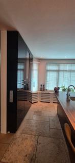 Moderne keuken met eiland, apparatuur en maatkast, Ophalen, Gebruikt, Zwart, Hout