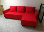 **NIEUWSTAAT** 2 pers. slaapbank rood chaise links of rechts, Ophalen, 125 tot 150 cm, Tweepersoons, Zo goed als nieuw