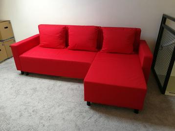 **NIEUWSTAAT** 2 pers. slaapbank rood chaise links of rechts beschikbaar voor biedingen