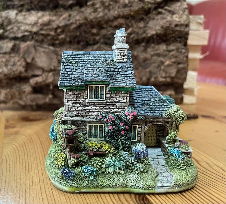 Lilliput Lane huisje. Nutkin Cottage. 2008, Verzamelen, Beelden en Beeldjes, Gebruikt, Overige typen, Ophalen of Verzenden