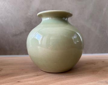 Vintage KLEIN  Groen Celadonkleur  Vaasje Bolvaasje 12 cm beschikbaar voor biedingen