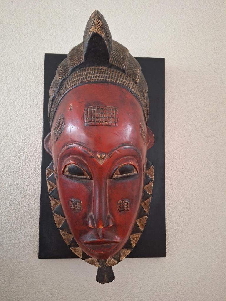 Decoratief masker Baule en Guru, Ophalen