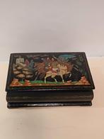 Vintage Russische lakdoos met  paarden en figuren., Antiek en Kunst, Curiosa en Brocante, Ophalen of Verzenden