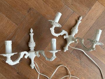 Witte metalen wandlampjes, 2 armig beschikbaar voor biedingen