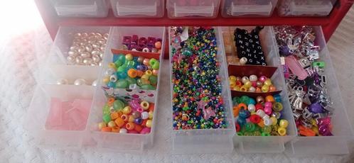 diverse kralen en bedels in opbergladekastje, Hobby en Vrije tijd, Kralen en Sieraden maken, Zo goed als nieuw, Kraal, Ophalen